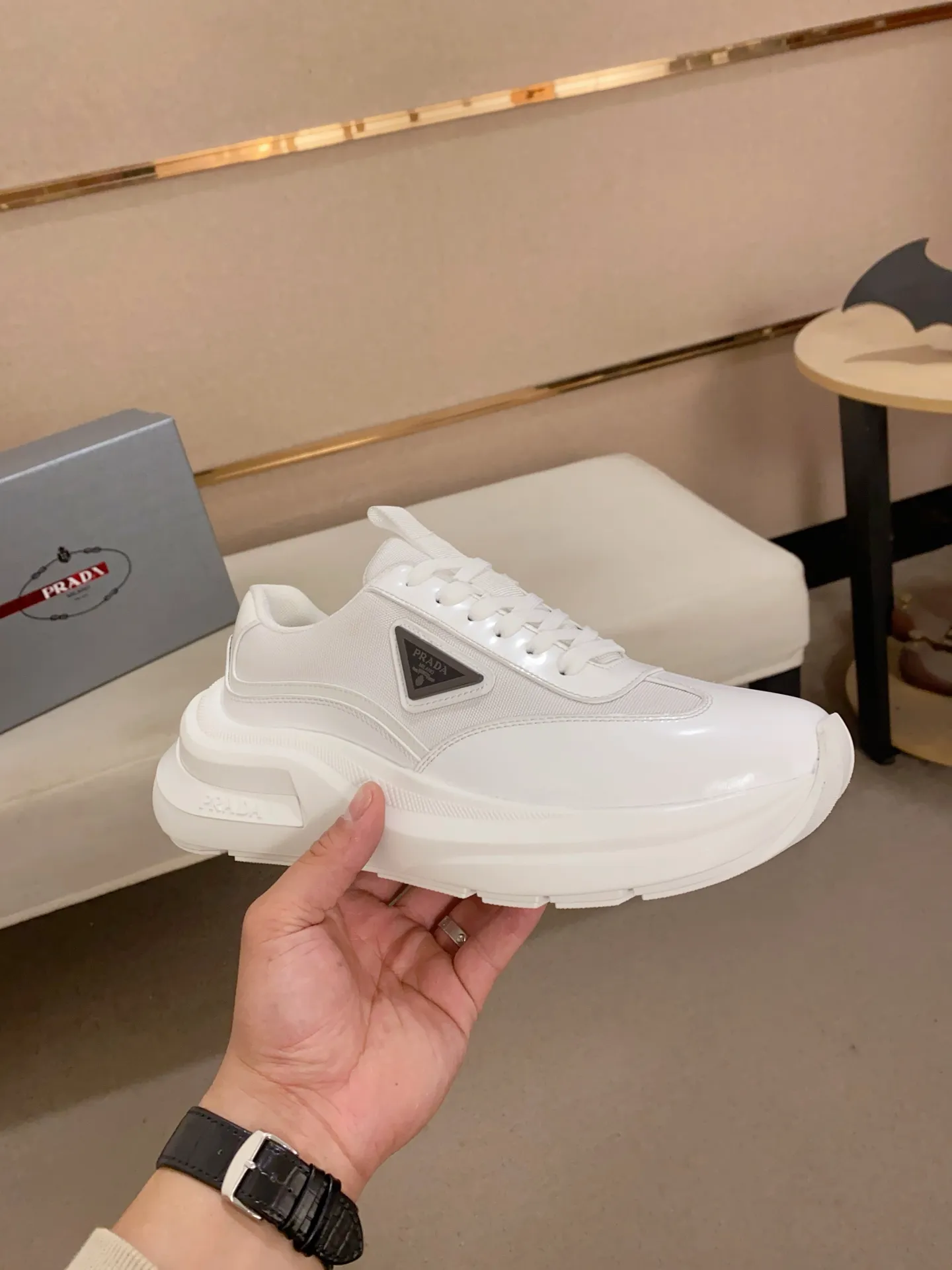 Men's shoes 💰 660💰 ✔️✔️✔️Higher version High-quality new PRADA (Prada) counters are launched simultaneously. The new men's shoes and 😘fabrics are made of high-tech glue-making technology. Lining: Full cowhide lining. 👍🏿 High-end ☄️ Air-cushion molded anti-slip foam outsole, exquisite lines, simple and elegant, comfortable and high-end for leisure travel. Code number: 38 to 44 (45 can be customized and cannot be returned or exchanged)